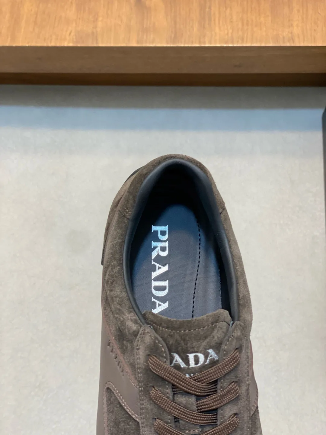 Men's Men's Shoes 💰800 Prada/Prada Men's Leather Casual Sports Shoes, a hot product made in Guangzhou! Made of imported calfskin splicing upper, three-dimensional geometric segmentation, precision manufacturing, uniform stitching, leather texture at a glance, multi-color splicing, fashionable and generous, soft, comfortable and breathable, decorated with PRADA letter logo on the outside, classic letter logo on the tongue, fabric strap on the heel, P family's classic sports shoe type, with fabric lining, silver logo cowhide foot pads, and P family's exclusive rubber outsole. The details are carefully crafted, making it a versatile item for travel! Comes with original box and dust bag! Multiple colors available! Size: 39-40-41-42-43-44 standard leather shoe size (38, 45 customized ¥)